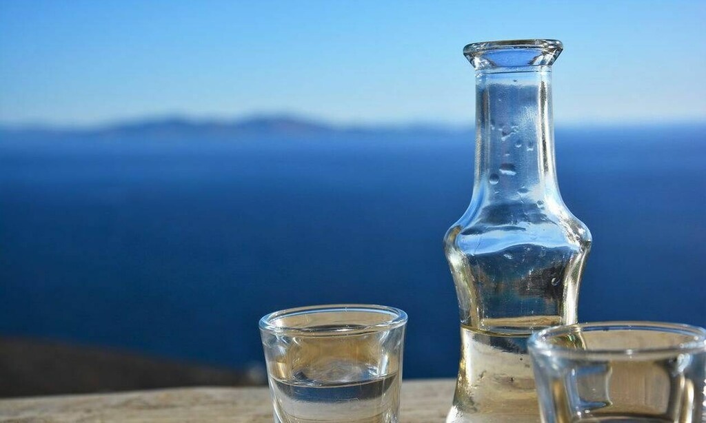 Raki (Tsikoudia), l'eau-de-vie crétoise à goûter en Crète